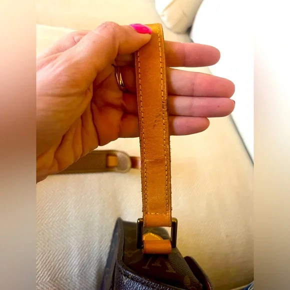 LOUIS VUITTON St. Cloud Crossbody/Shoulder Bag - Picture 13 of 17